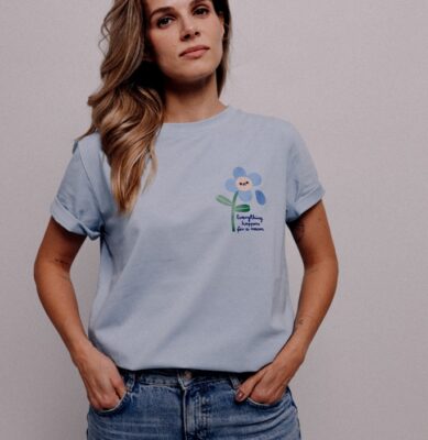 T-shirt - KWIAT  na błękicie